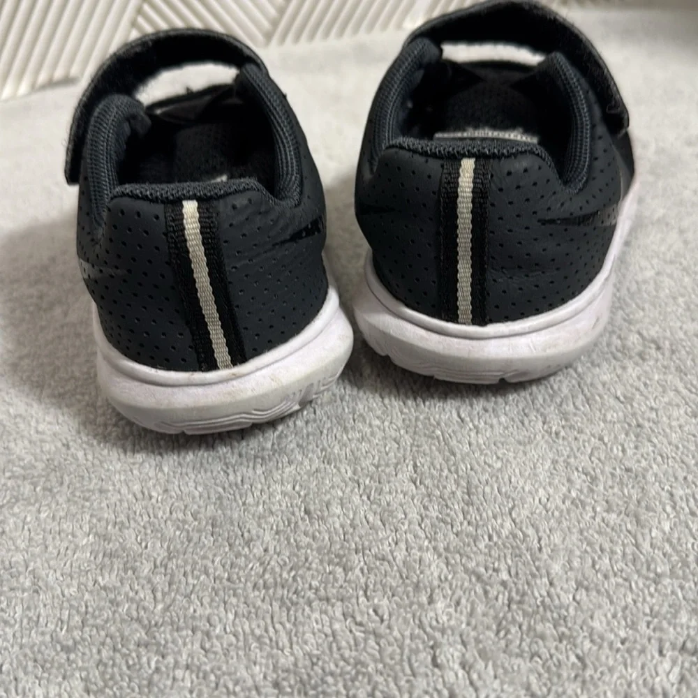 Nike‎ sneakers Black and White tennis shoes  Breathable Mesh size 6 lightweight